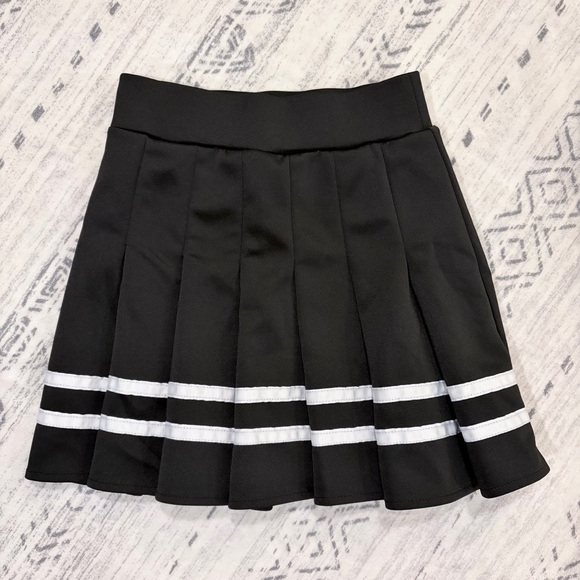 Women’s Classic Black Pleated Mini Skirt White Trim Chic Sporty Flattering Small - Picture 7 of 7